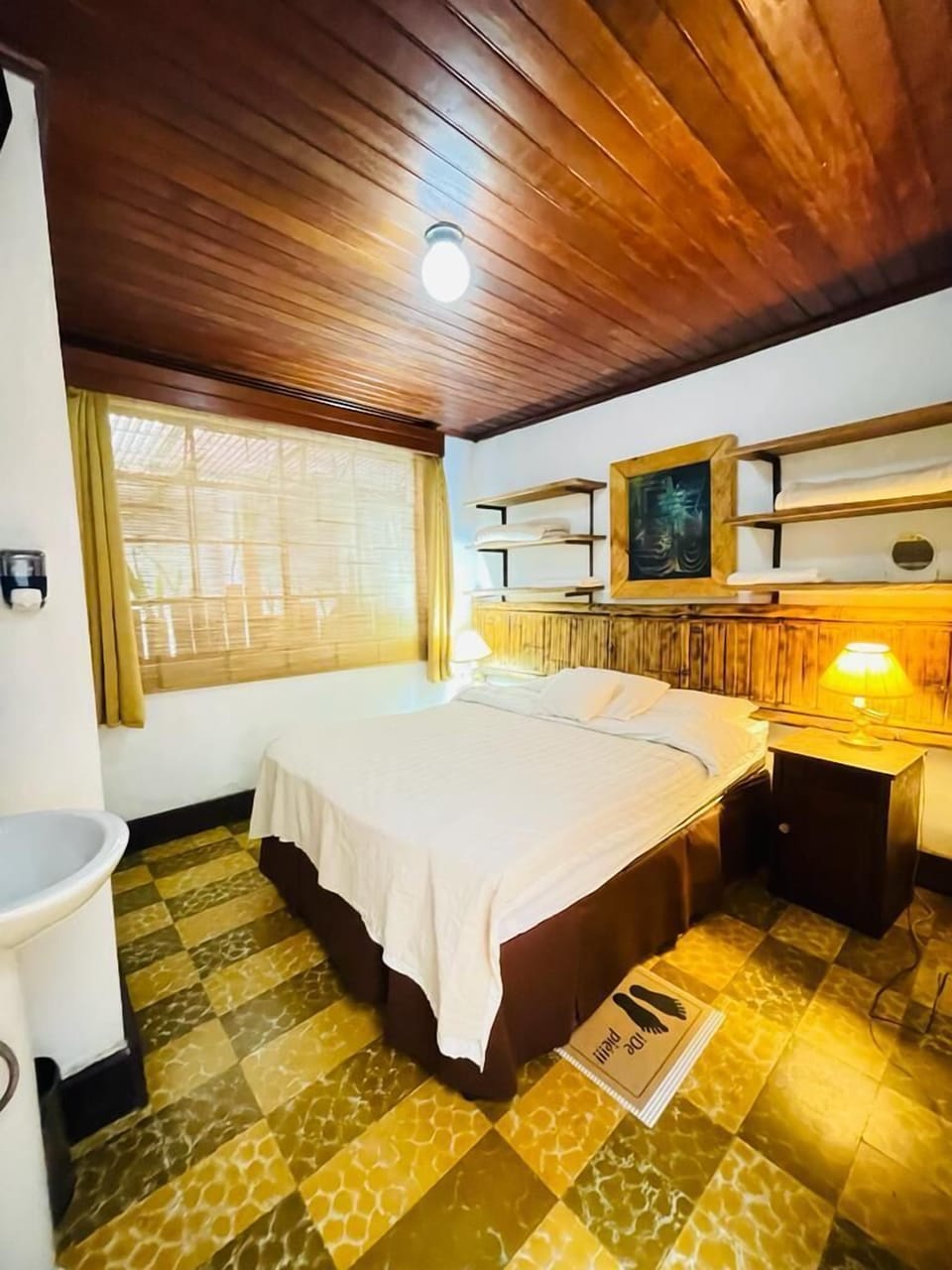 WiFi (free), bed sheets