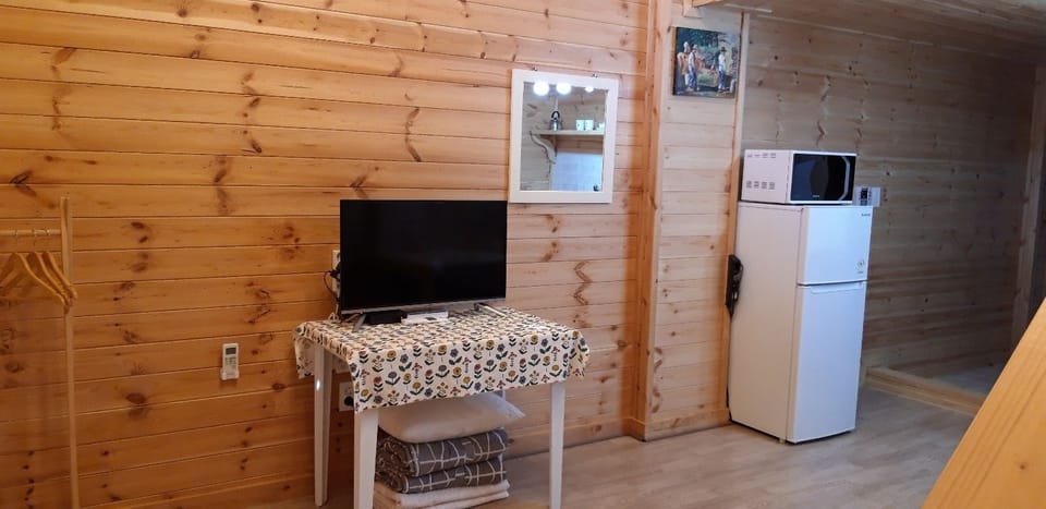 Deluxe Room | Living area | Flat-screen TV