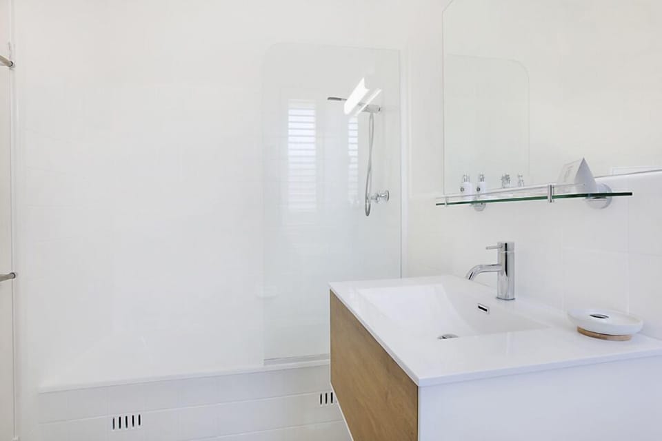 Standard Room, 2 Bedrooms, Ensuite (T15) | Bathroom | Free toiletries, hair dryer, towels