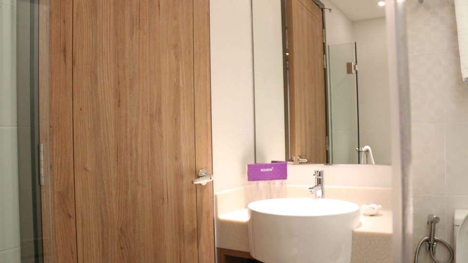 Comfy Room | Bathroom | Shower, free toiletries, hair dryer (on request), slippers