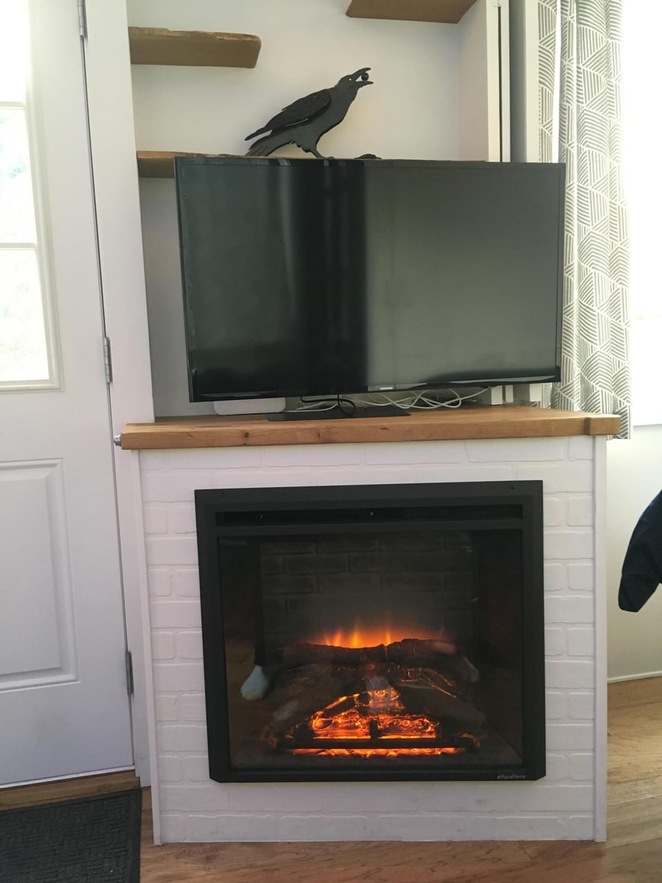 Electric fireplace + LCD smart TV