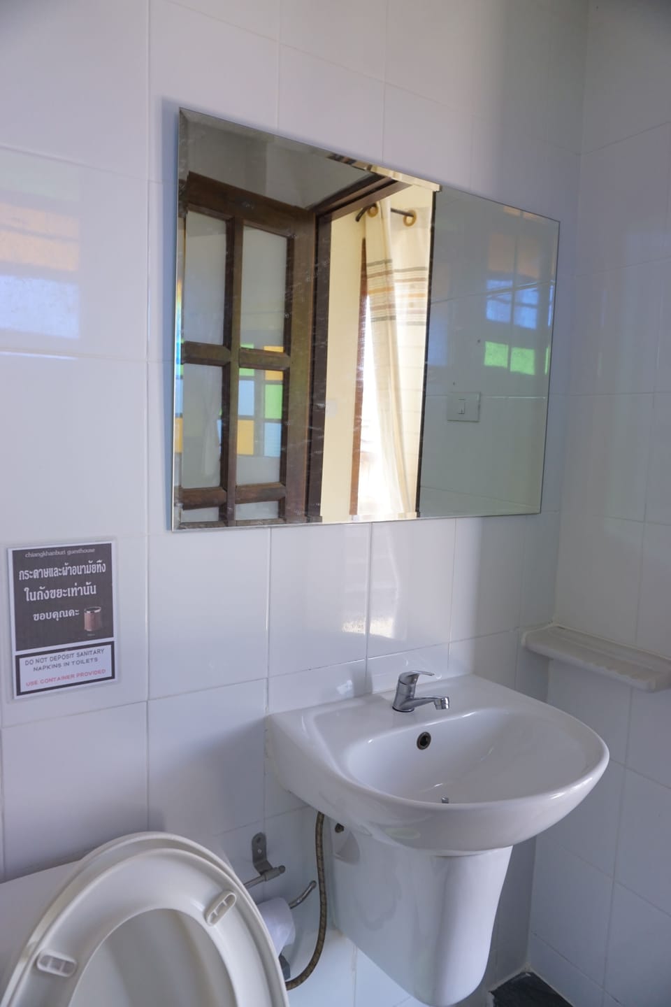 Shower, free toiletries, bidet, towels