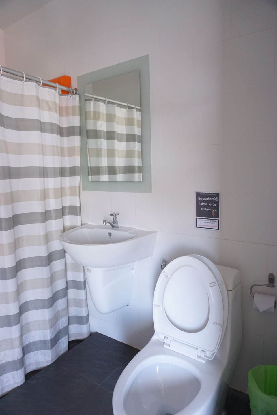 Shower, free toiletries, bidet, towels