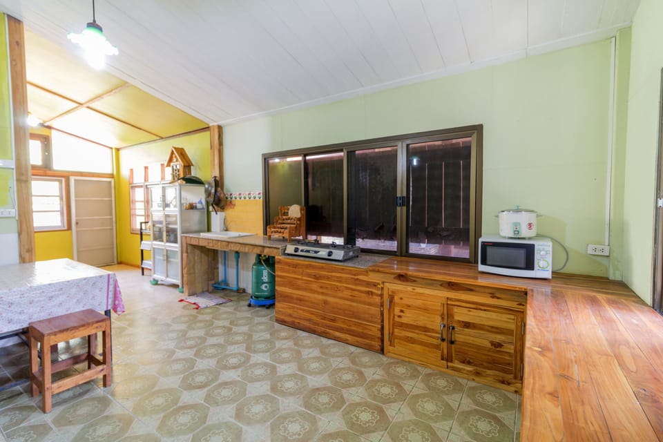 House, 3 Bedrooms | Private kitchen | Fridge, stovetop, electric kettle, rice cooker