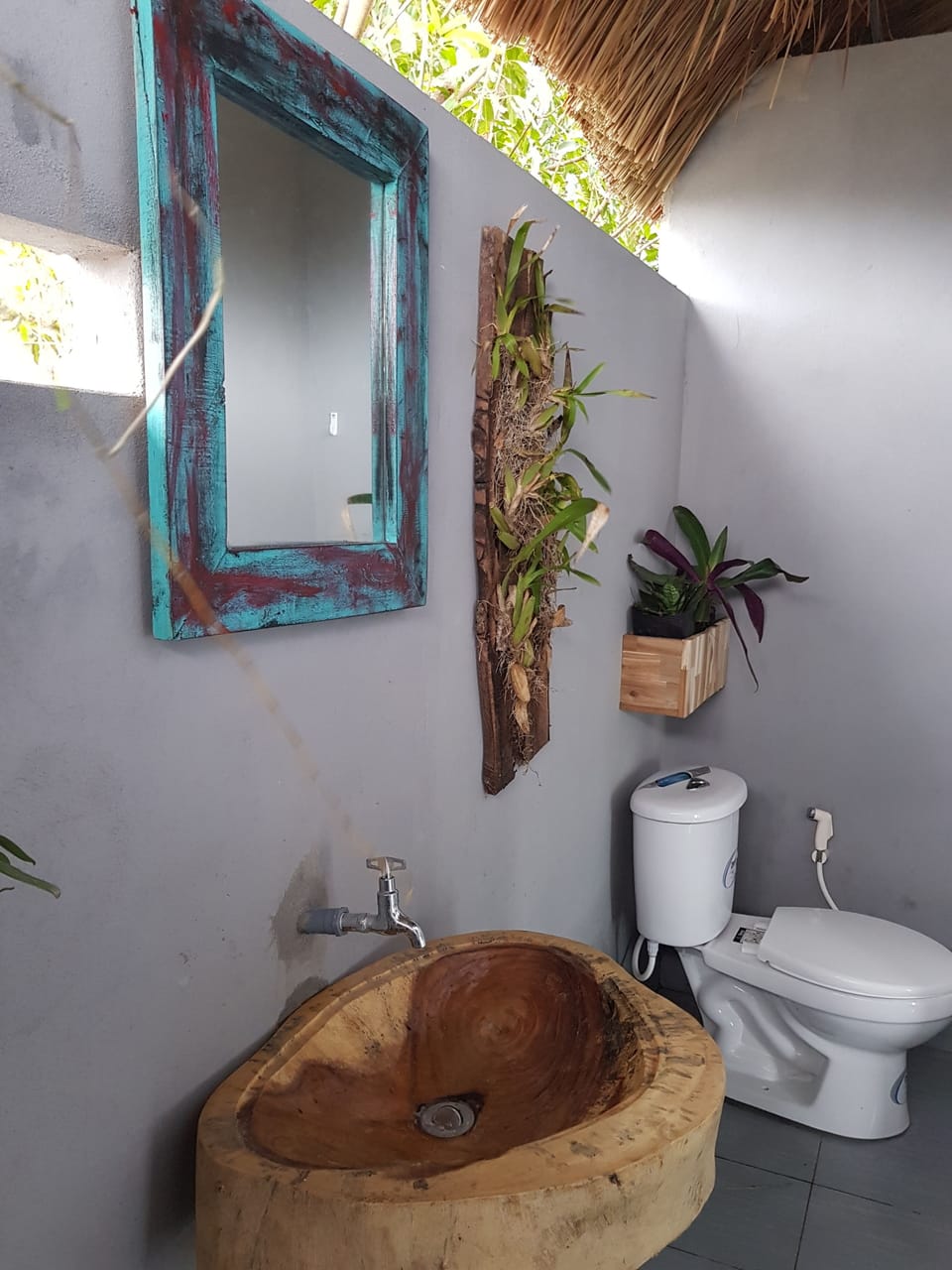 Deluxe Double Room, Garden View | Bathroom | Shower, free toiletries, hair dryer, slippers