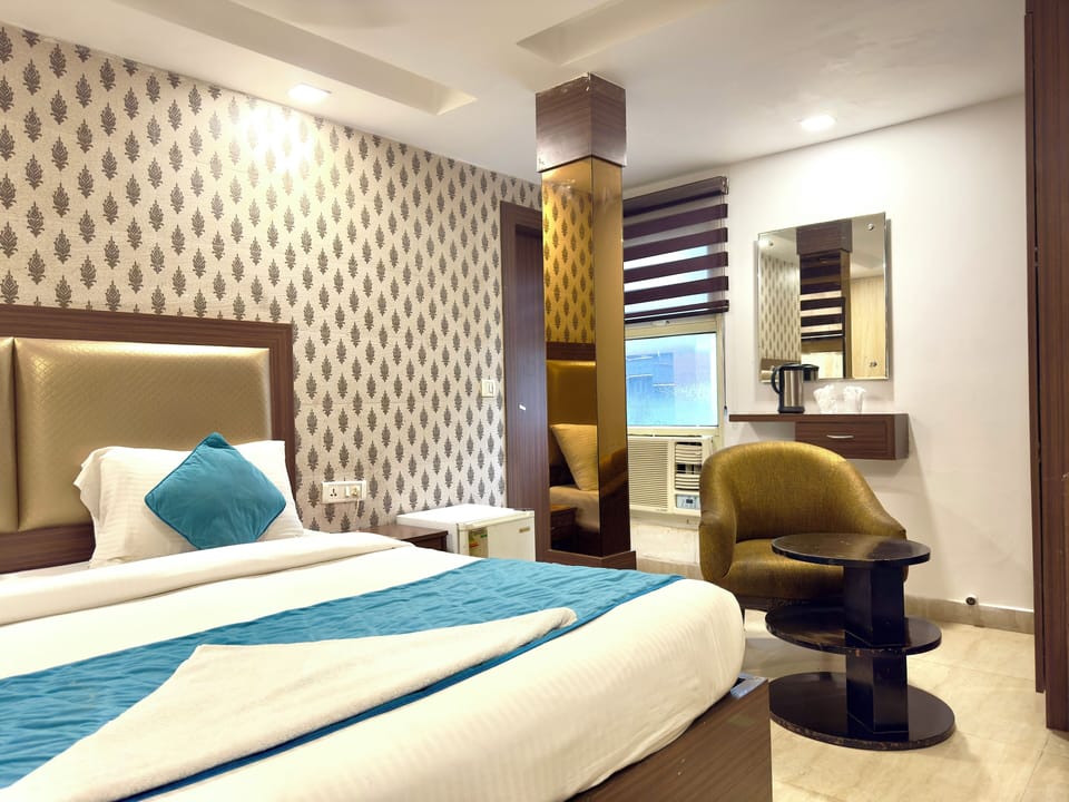 Premium bedding, in-room safe, desk, laptop workspace