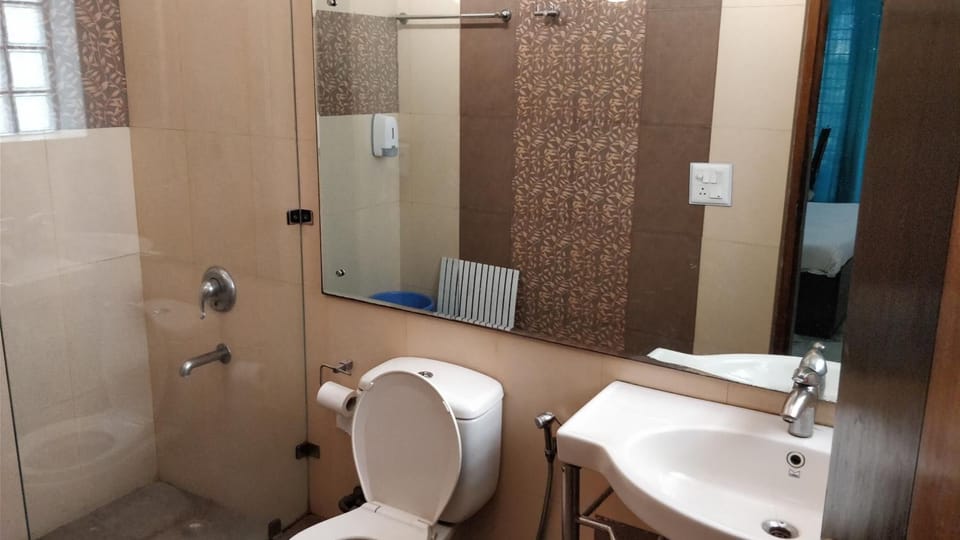 Shower, free toiletries, towels