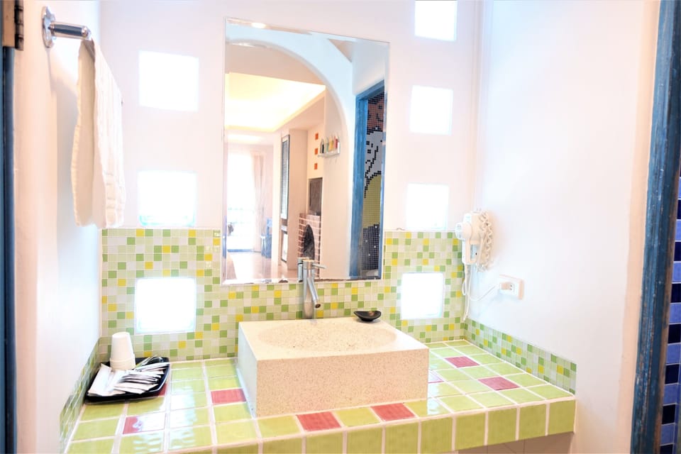 Family Quadruple Room | Bathroom | Free toiletries, hair dryer, slippers, towels