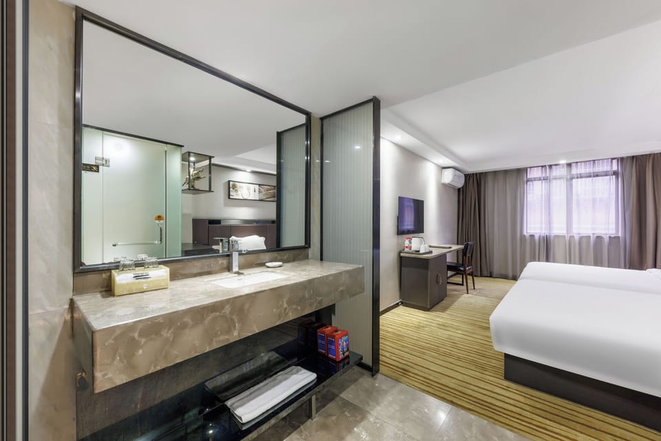 Business Twin Room | Bathroom | Shower, free toiletries, hair dryer, slippers