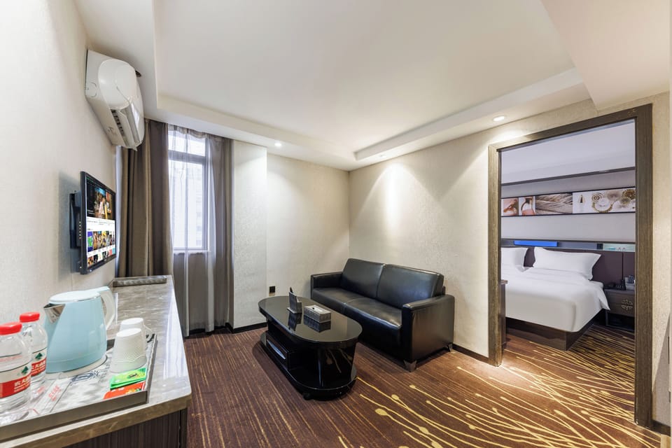 Deluxe Suite | Minibar, desk, blackout drapes, soundproofing