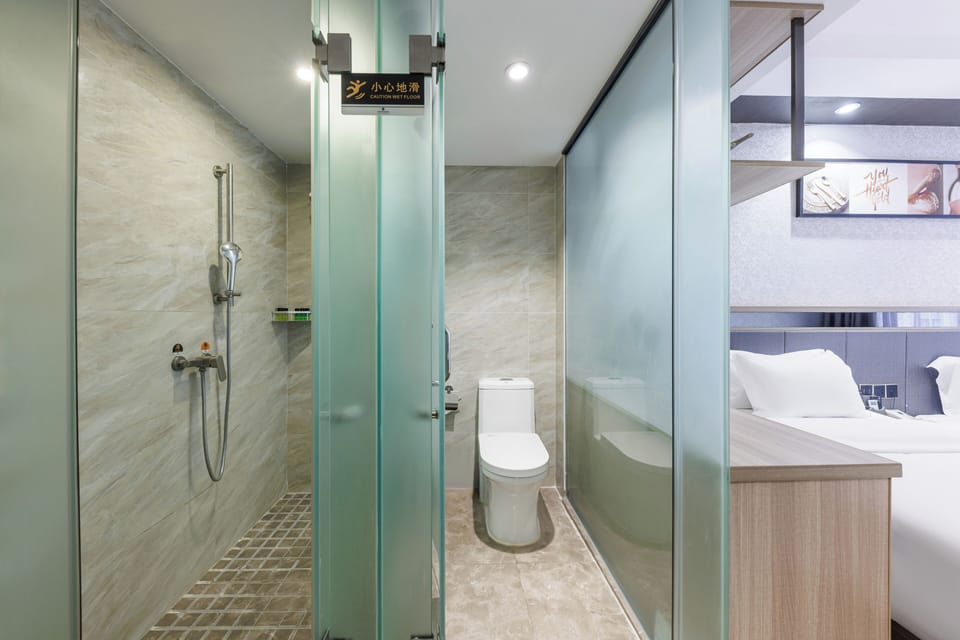 Comfort Triple Room | Bathroom | Shower, free toiletries, hair dryer, slippers