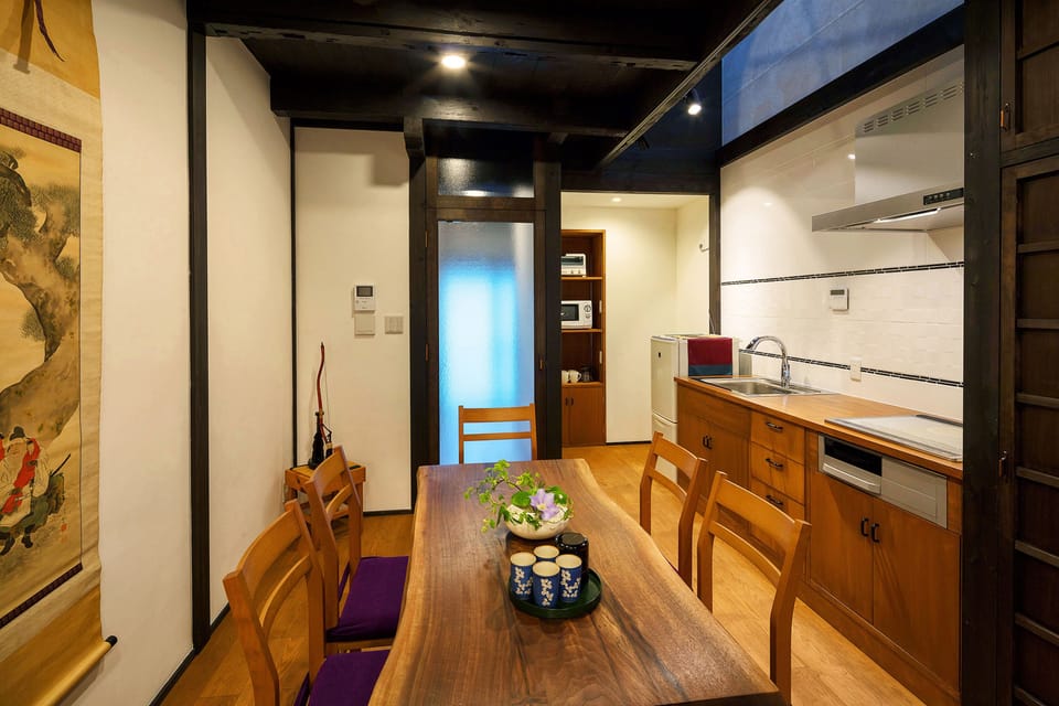 Deluxe Suite | Living area | 25-inch flat-screen TV with digital channels, TV