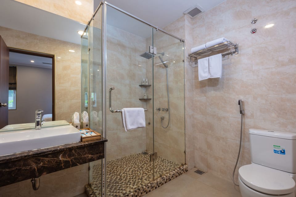 Shower, hydromassage showerhead, free toiletries, hair dryer