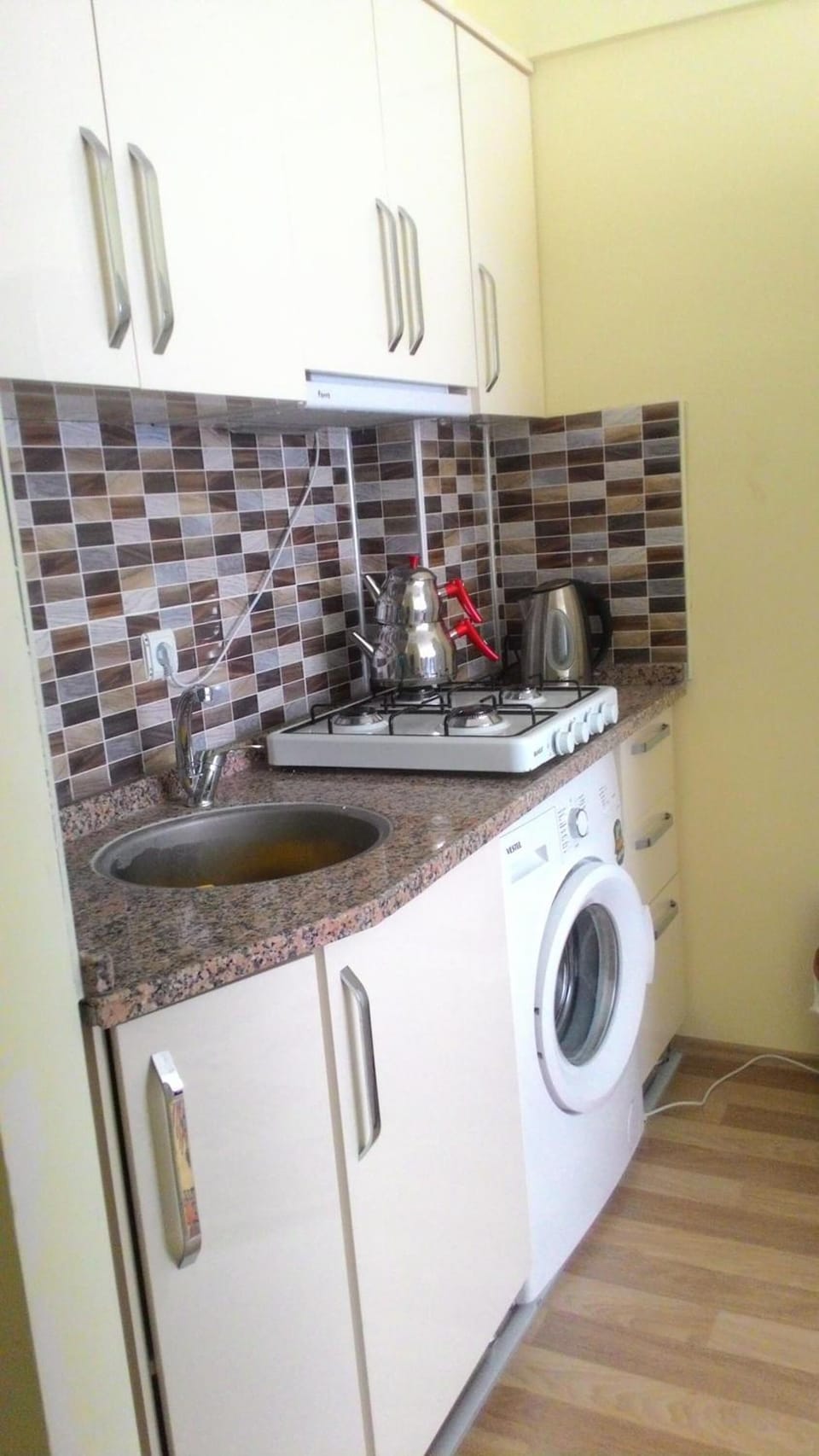 Fridge, oven, stovetop, electric kettle