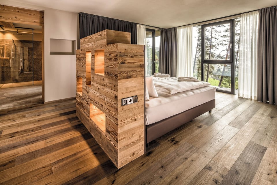 Suite (Treetop) | Premium bedding, in-room safe, desk, laptop workspace
