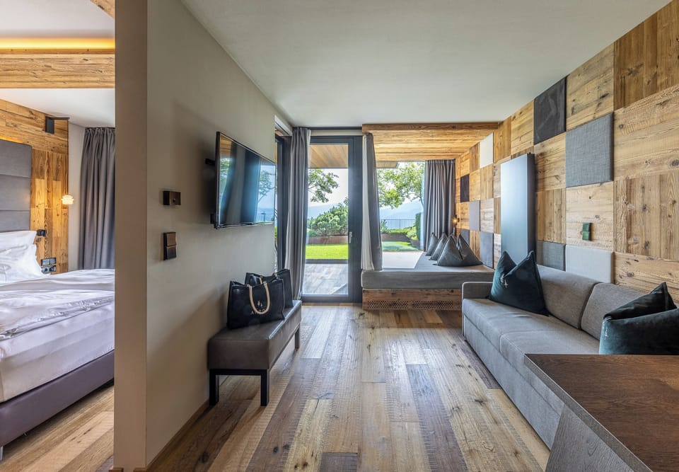 Suite (Hangout) | Premium bedding, in-room safe, desk, laptop workspace