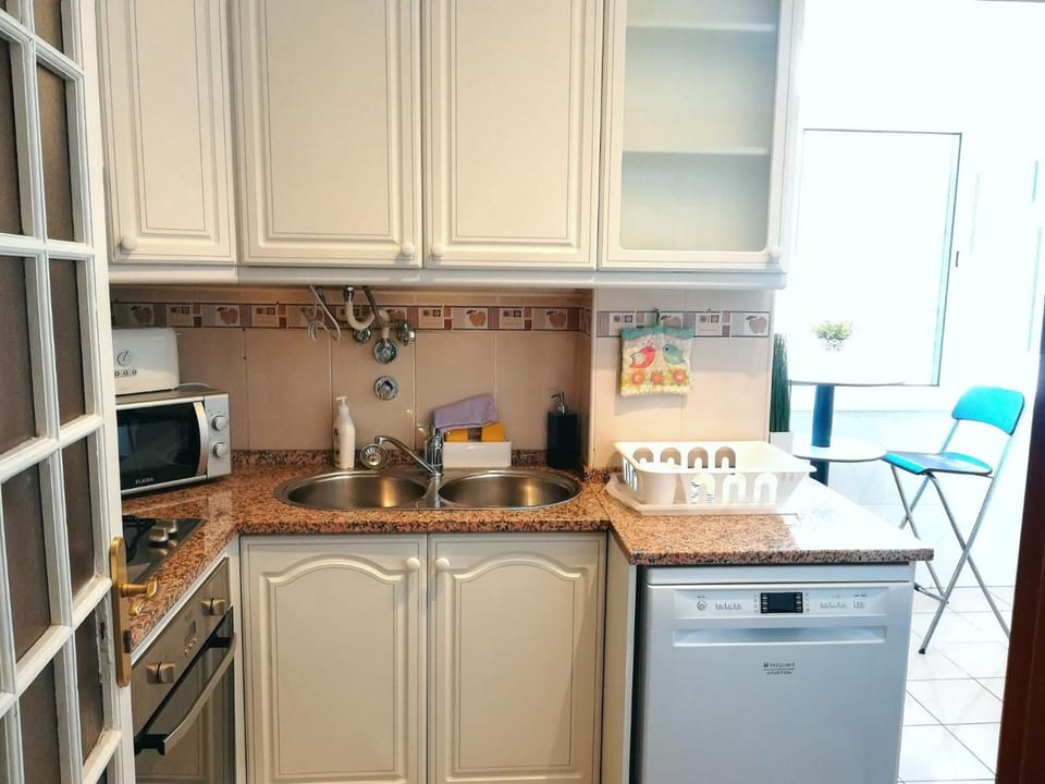 Full-size fridge, microwave, oven, stovetop