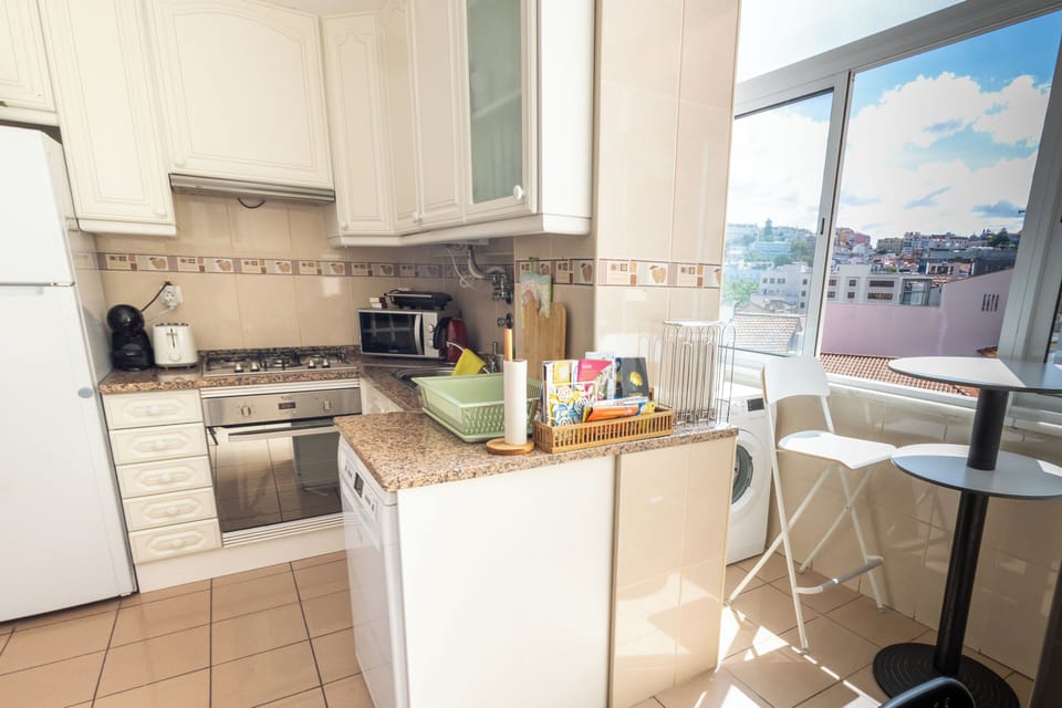 Full-size fridge, microwave, oven, stovetop