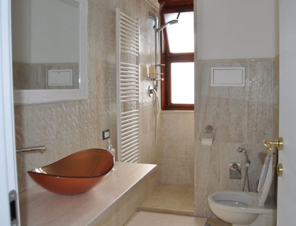Shower, free toiletries, bidet, towels