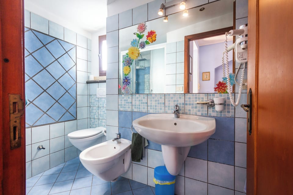 Quadruple Room | Bathroom | Shower, free toiletries, hair dryer, bidet