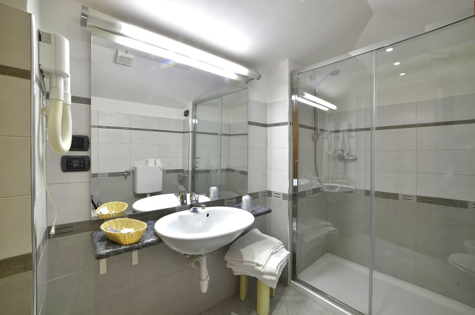 Double Room | Bathroom | Shower, free toiletries, hair dryer, bidet