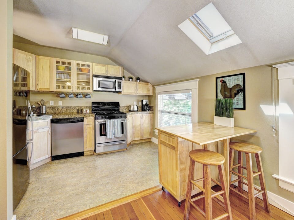 Fully equipped kitchen with gas appliances and granite counters
