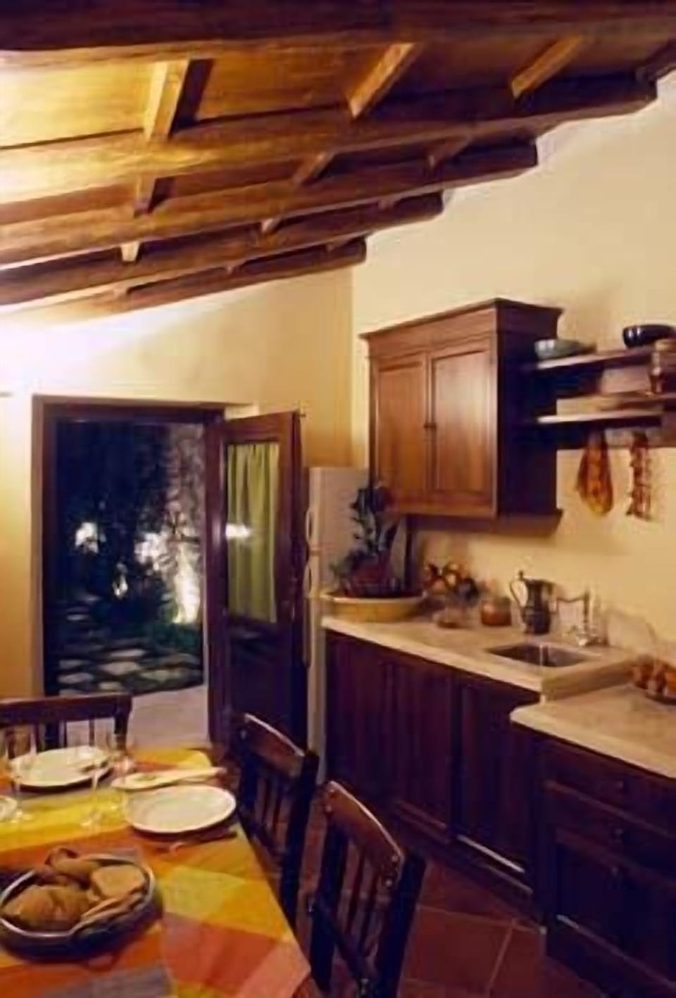 Full-size fridge, oven, stovetop, dishwasher
