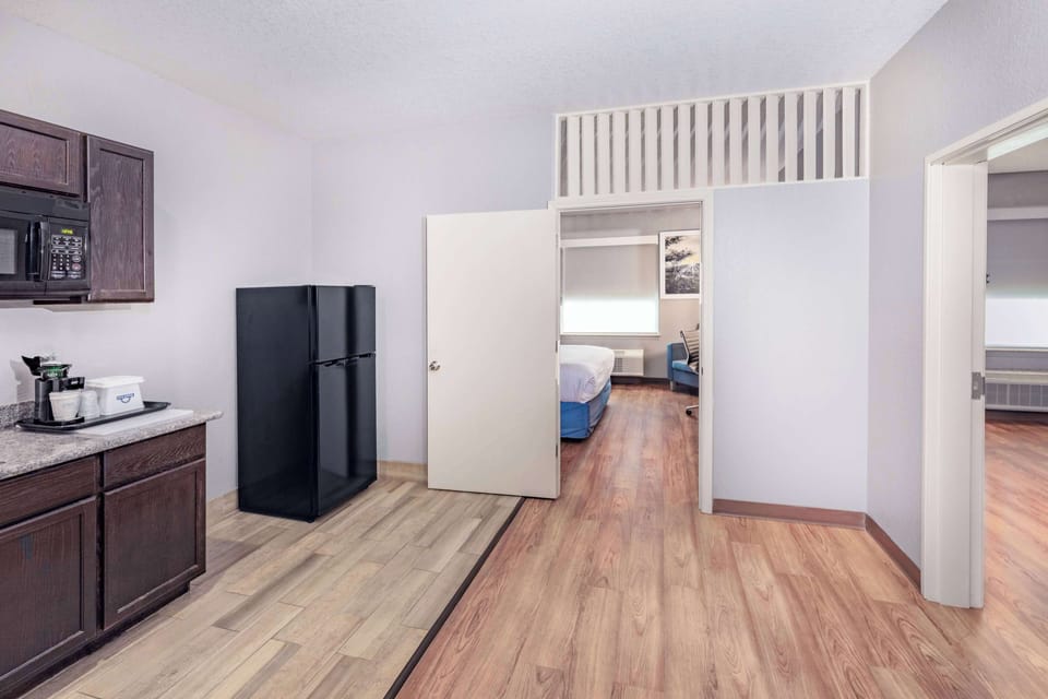 Suite, 2 Bedrooms, Non Smoking (1 King & 2 Queen Beds) | Pillowtop beds, desk, blackout drapes, iron/ironing board