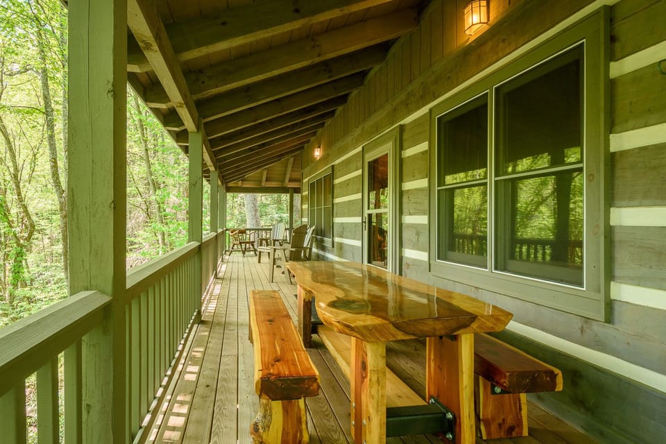 Upper Level Porch with Comfortable Seating, Outdoor Dining