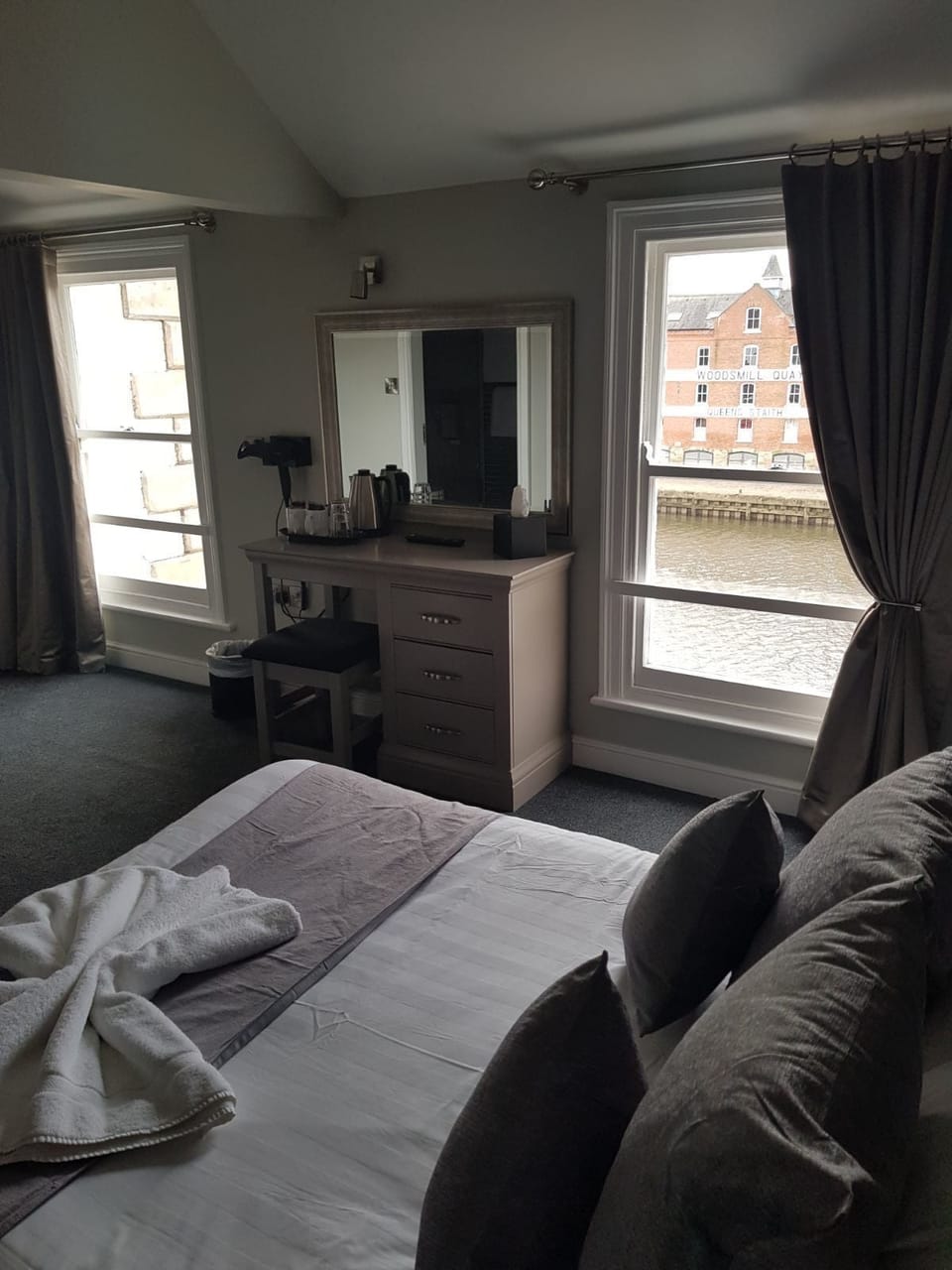 Deluxe Double Room, River View | Room amenity