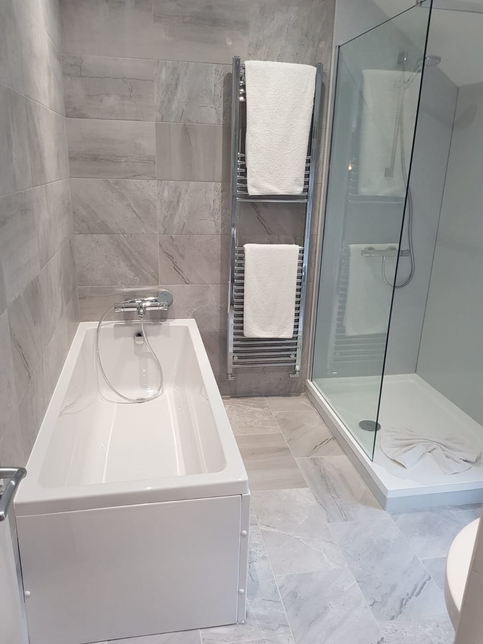 Deluxe Double Room, Bathtub | Bathroom | Free toiletries, hair dryer, towels