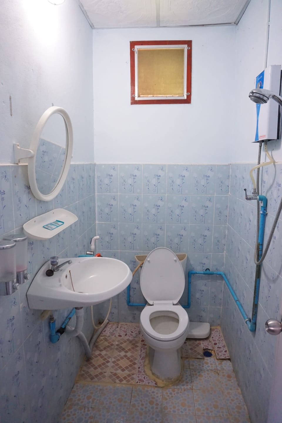 Standard Double Room | Bathroom | Shower, free toiletries, towels