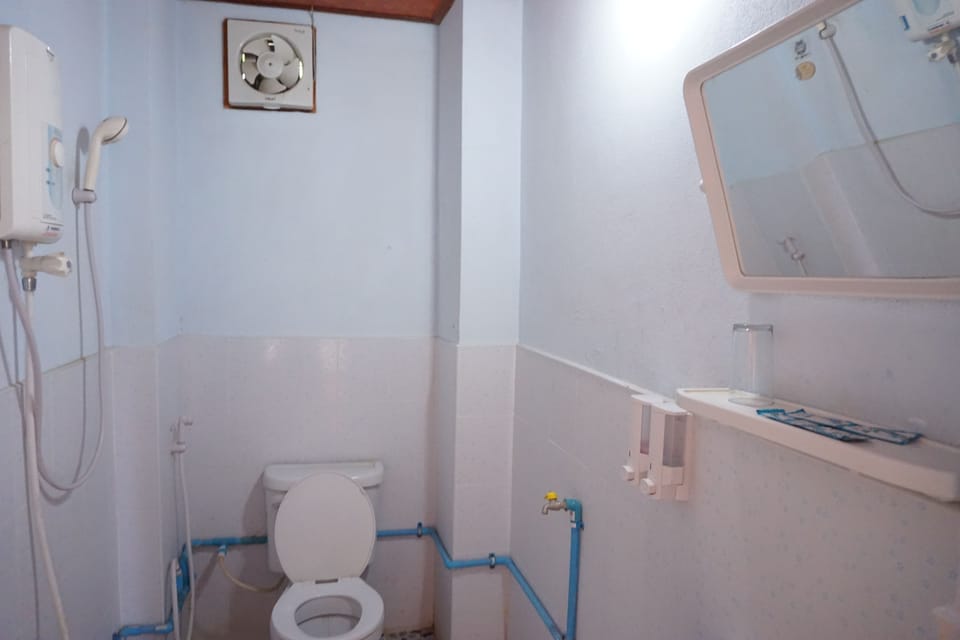 Standard Double Room | Bathroom | Shower, free toiletries, towels
