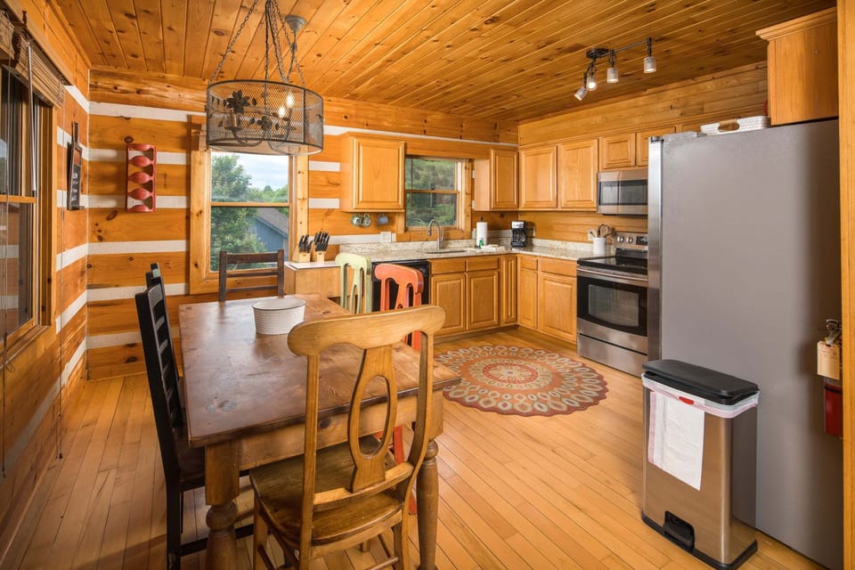 Well-equipped kitchen with dining space and mountain charm