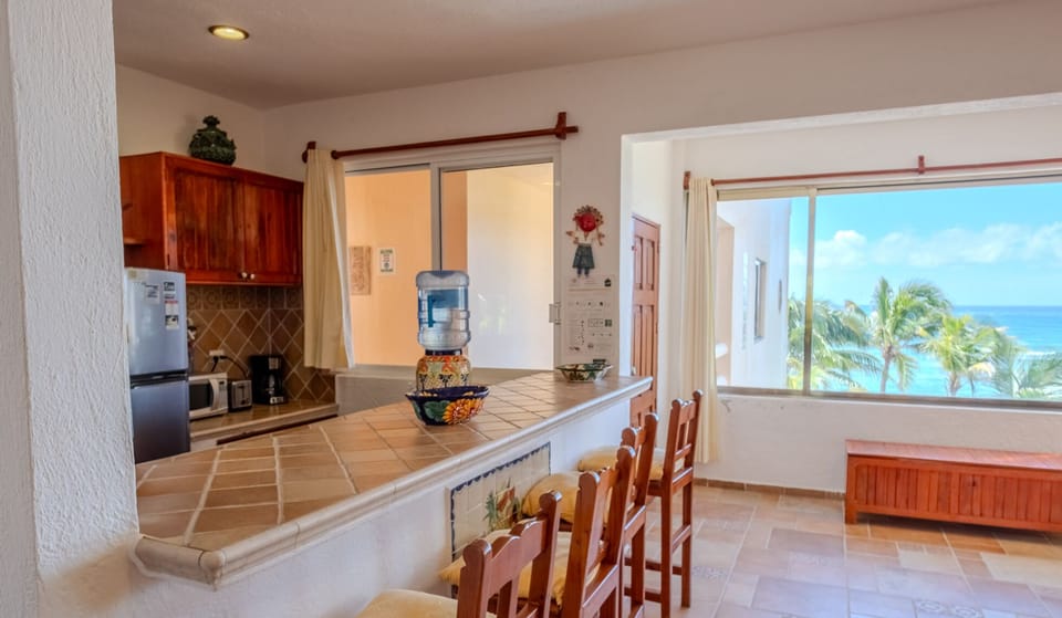 Kitchen with breakfast bar