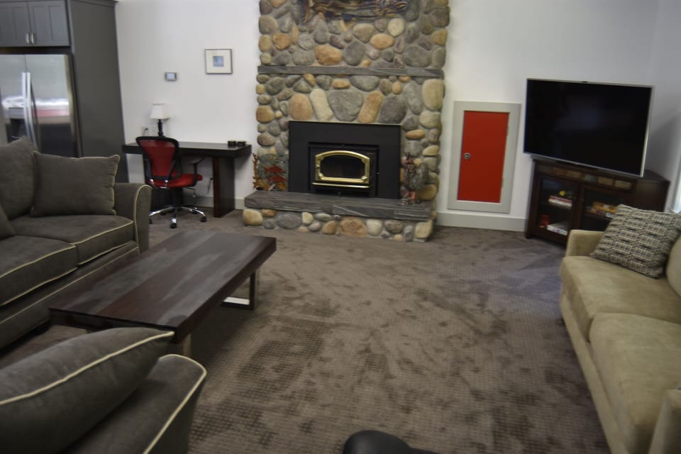 Large HD TV with cable and Showtime, work area, WiFi and high speed Internet