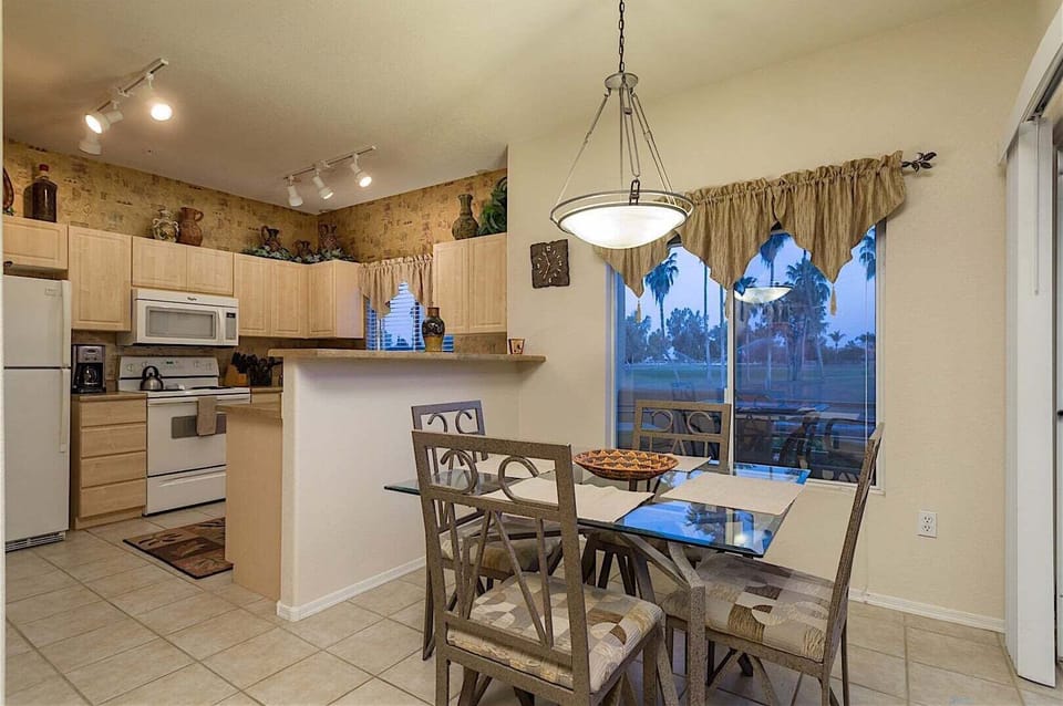 Kitchen & Dining