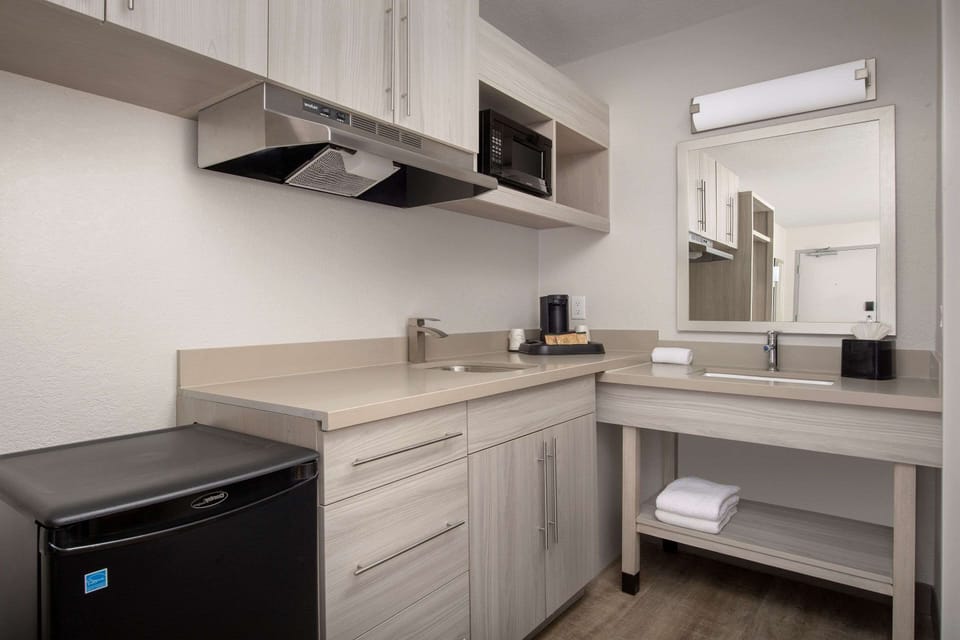 Standard Room, 1 King Bed, Non Smoking | In-room safe, desk, blackout drapes, iron/ironing board