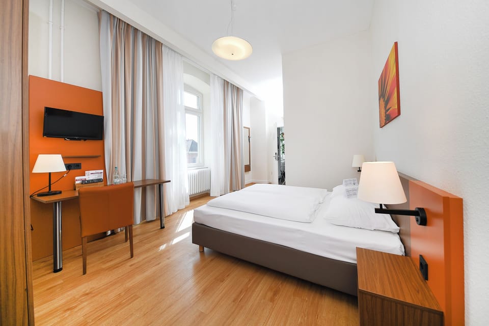 Double Room, 1 Queen Bed (160x200cm bed) | Hypo-allergenic bedding, desk, blackout drapes, soundproofing