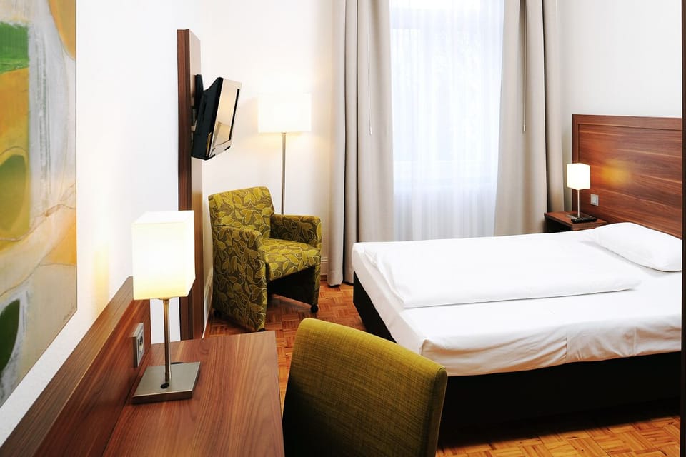Double Room, 1 Double Bed (French Bedroom 140x200cm bed) | Hypo-allergenic bedding, desk, blackout drapes, soundproofing