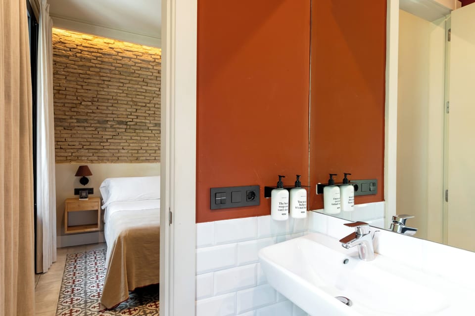 Deluxe Room with Balcony or Patio | Bathroom | Shower, rainfall showerhead, free toiletries, hair dryer