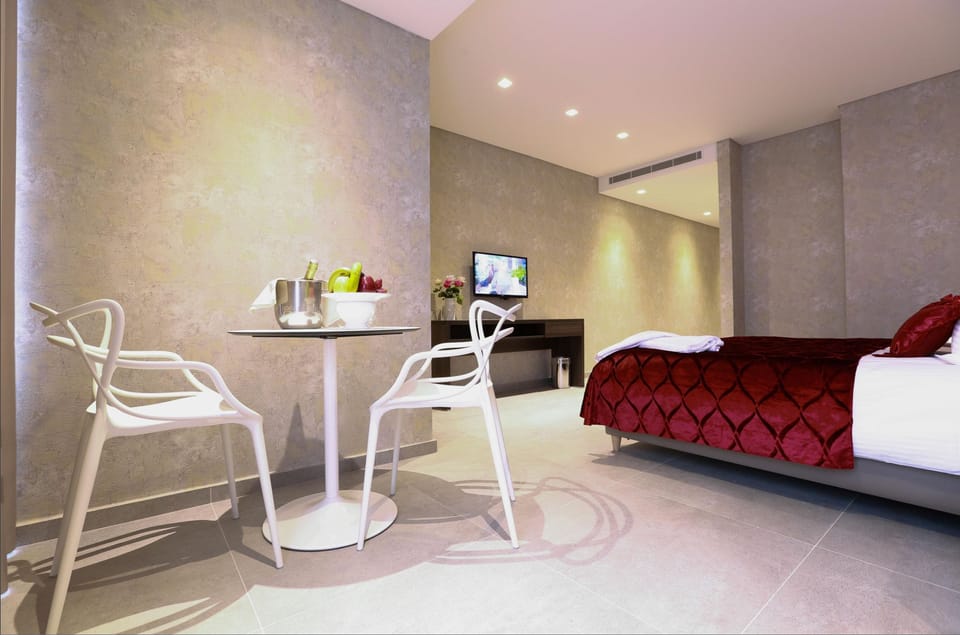Deluxe Room, Garden View | Minibar, in-room safe, desk, iron/ironing board (on request)