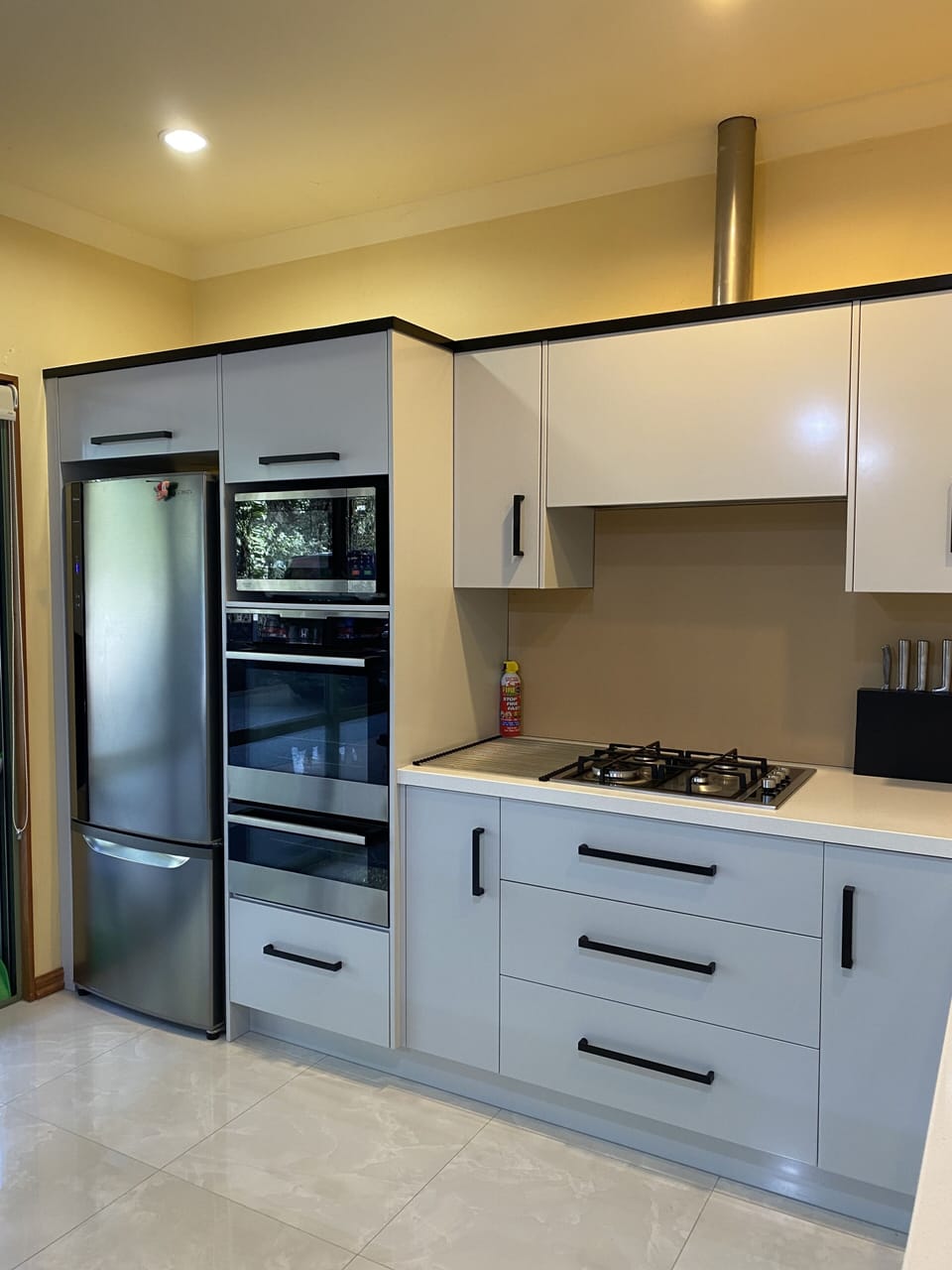 Coffee/tea maker, full-size fridge, microwave, oven
