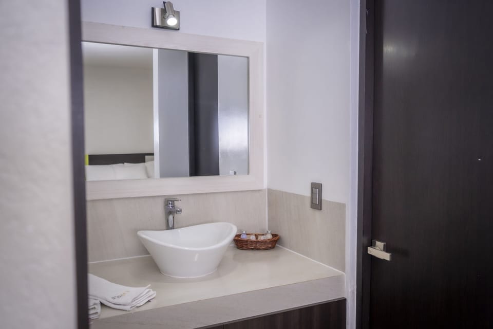 Standard Room, 1 King Bed | In-room safe, desk, iron/ironing board, free WiFi