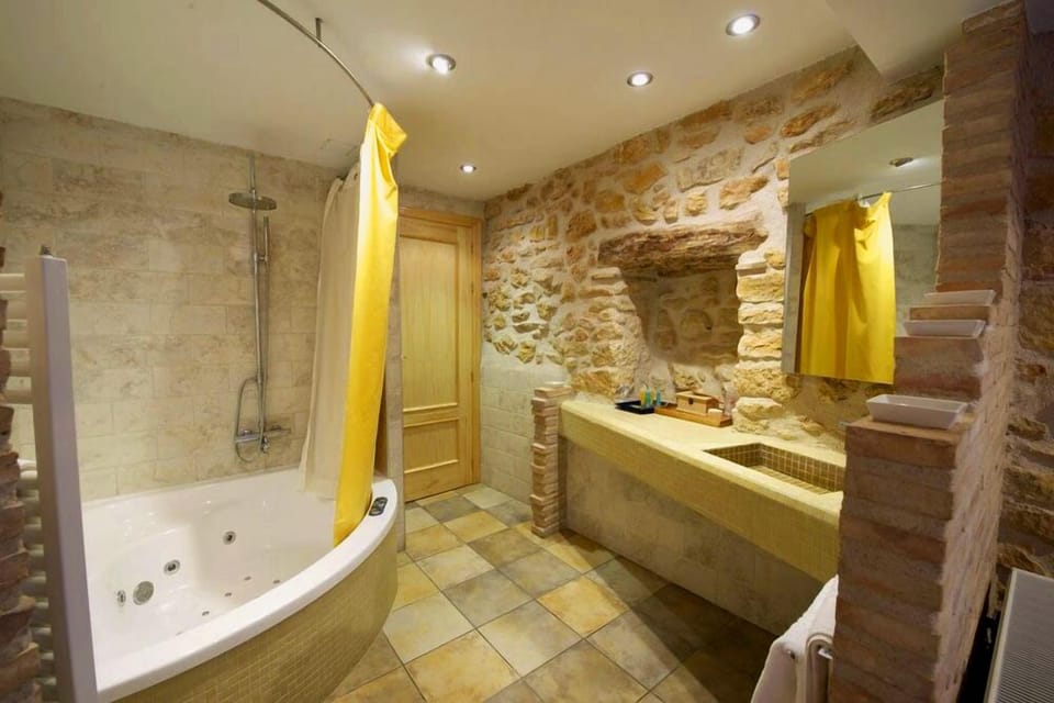 Deluxe Double Room | Bathroom | Shower, free toiletries, hair dryer, towels