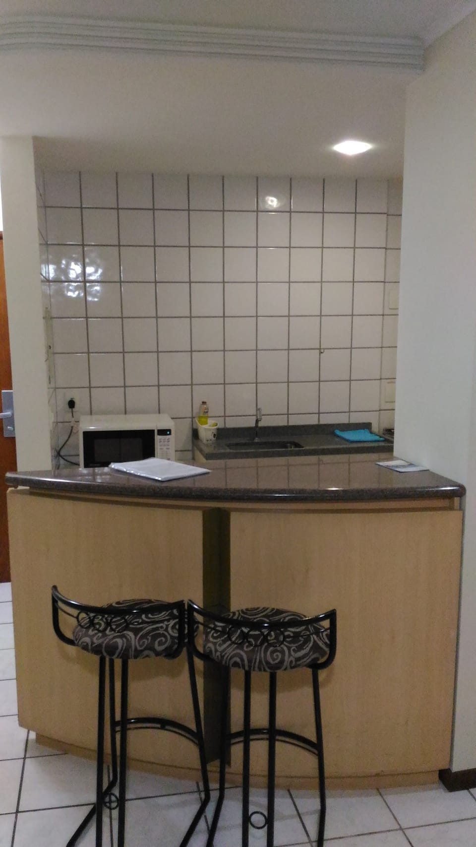 Apartamento 702 | Private kitchenette | Fridge, microwave, stovetop, coffee/tea maker