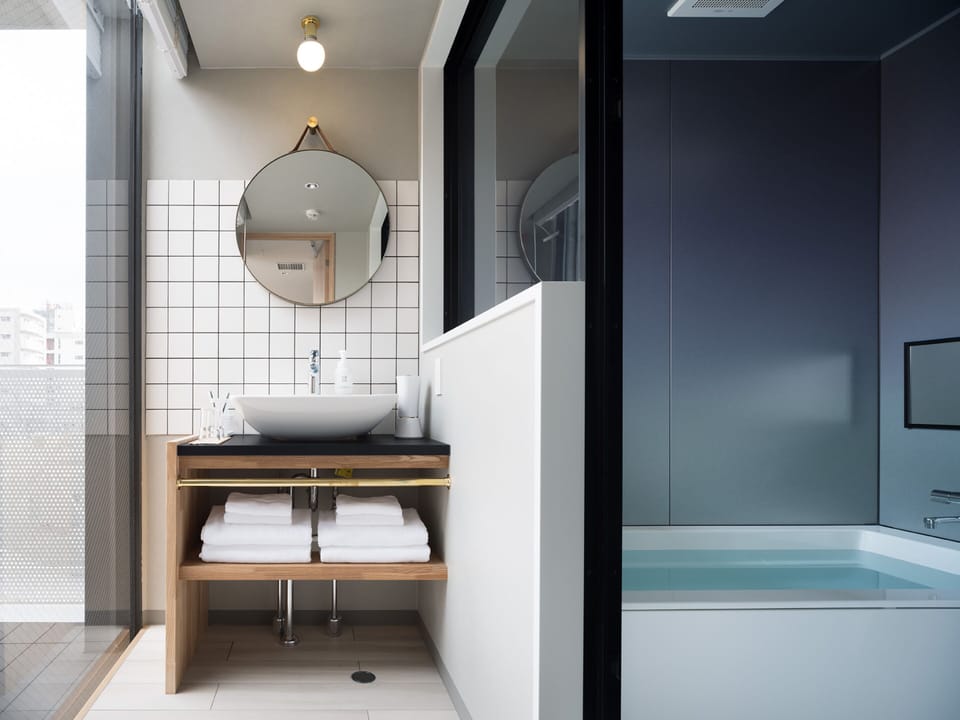 Junior Suite | Bathroom | Combined shower/tub, deep soaking tub, free toiletries, hair dryer