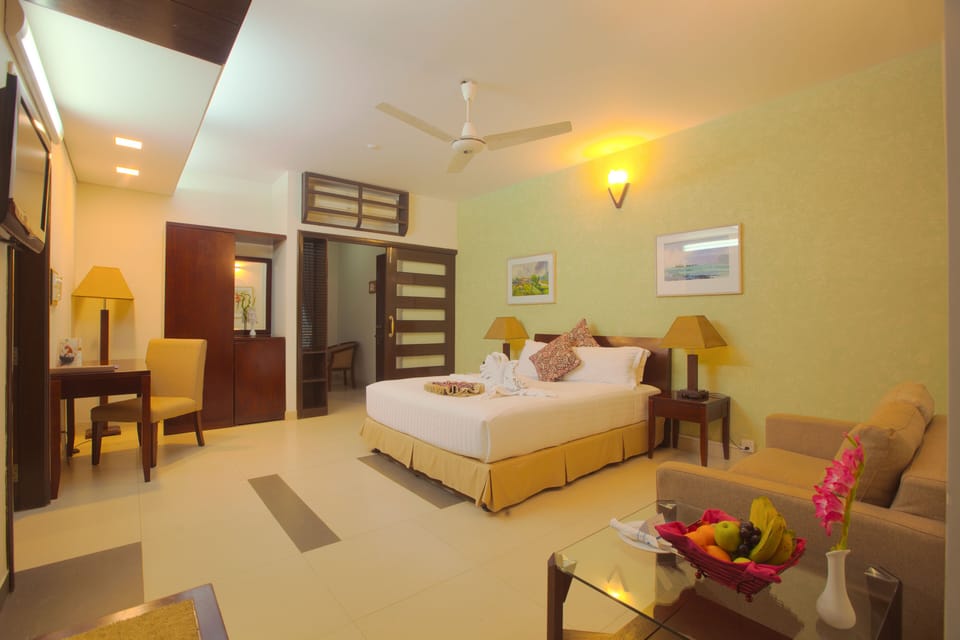 Executive Double Room | In-room safe, desk, laptop workspace, blackout drapes
