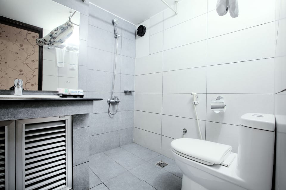Premier Twin Room | Bathroom | Shower, free toiletries, slippers, towels