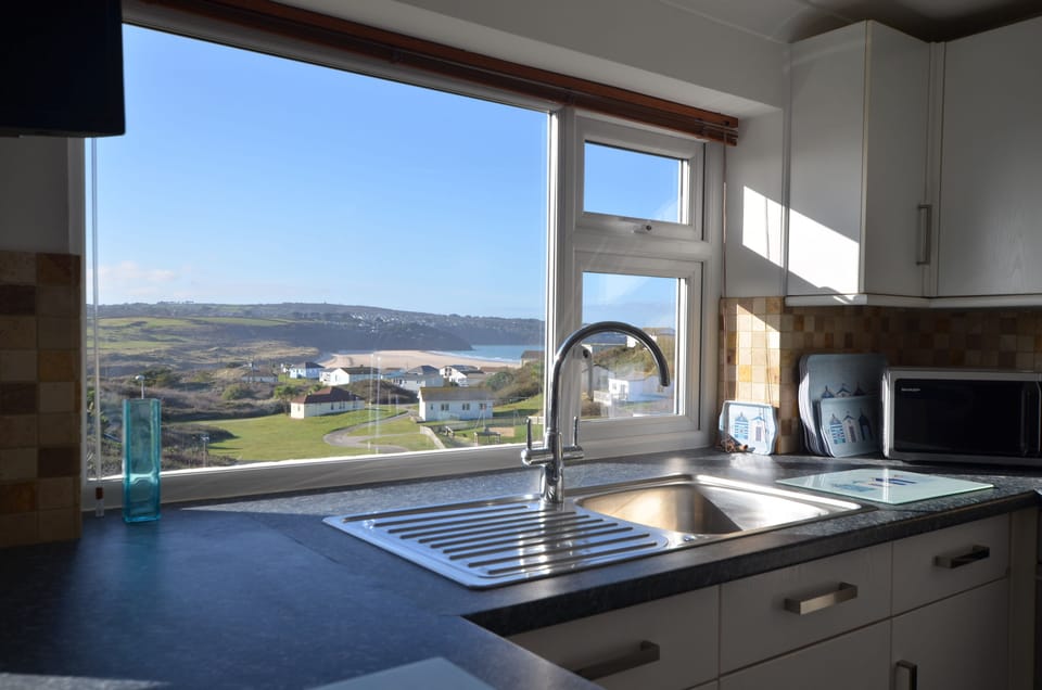 Kitchen with views to the beach